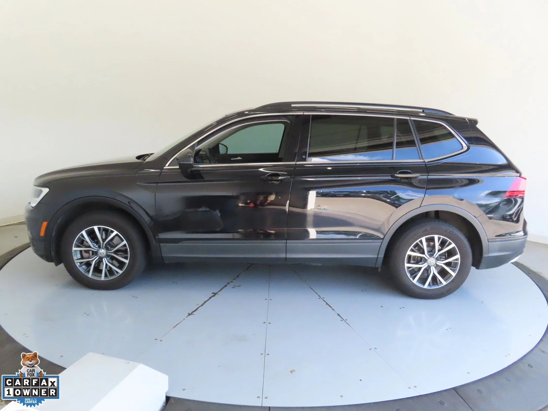 Used 2019 Black Volkswagen 2.0T SE image 7