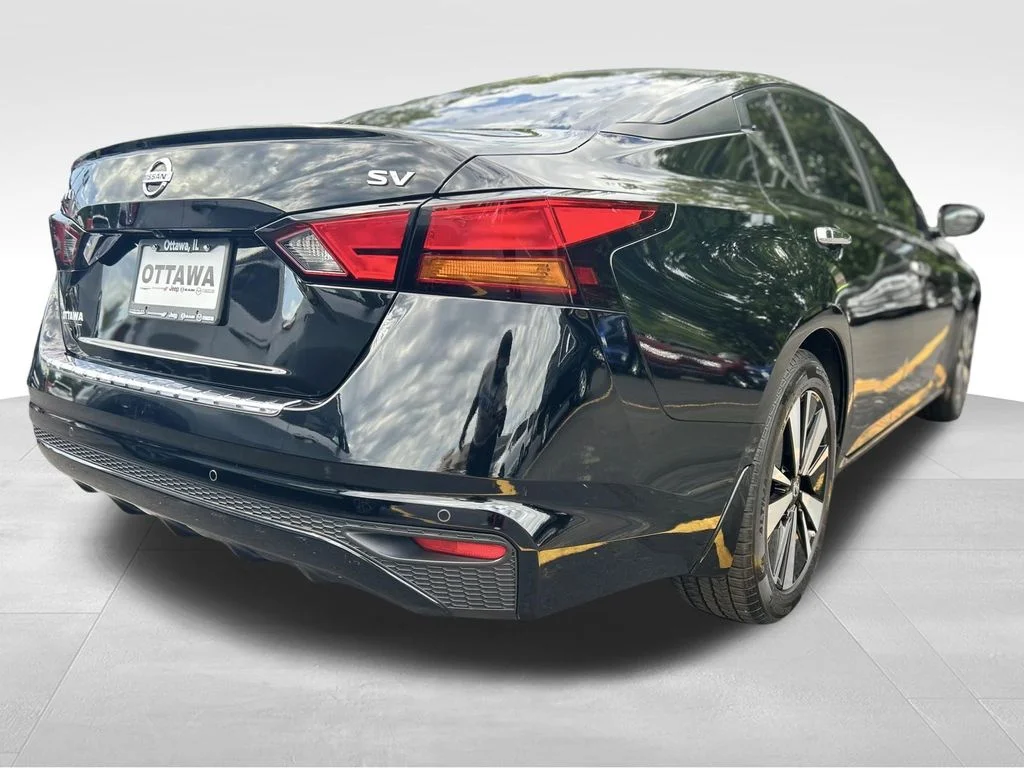 Used 2022 Black Nissan 2.5 SV image 6