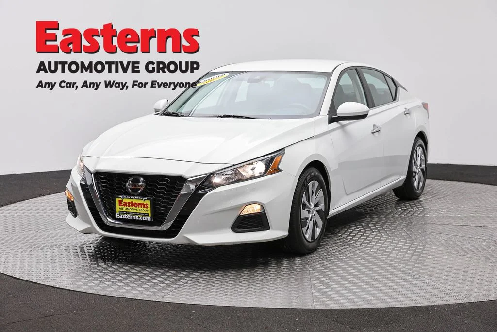 Used 2022 White Nissan 2.5 S image 1