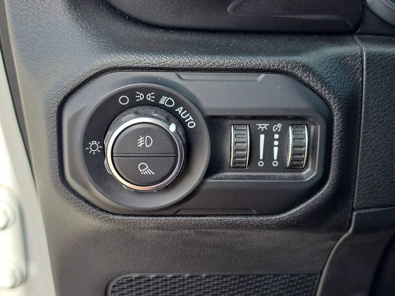 Used 2020 Bright White Clearcoat Jeep Altitude image 30