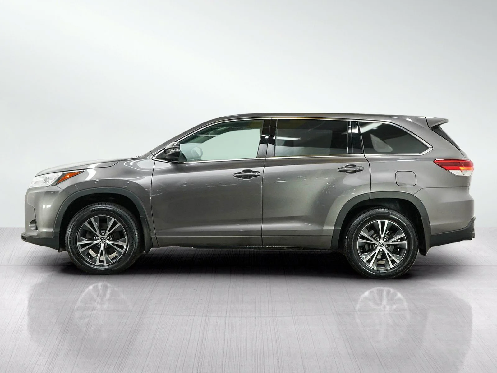 Used 2018 Toyota Highlander LE with VIN 5TDBZRFH0JS868031 for sale in Hopkins, Minnesota