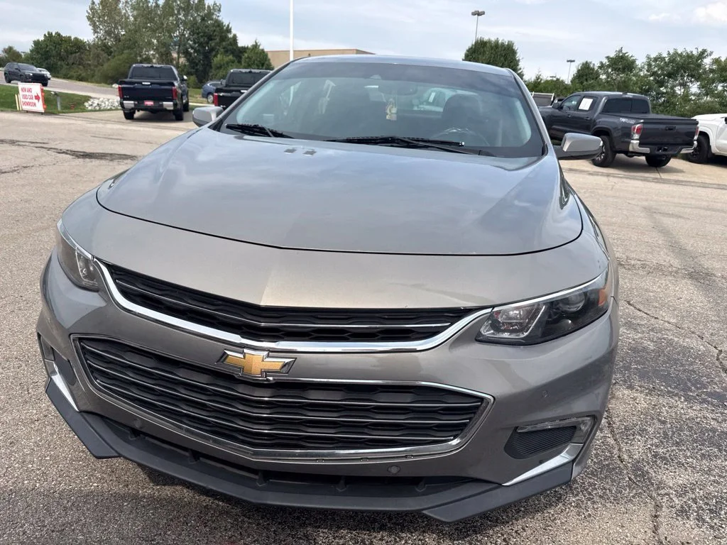 Used 2018 Pepperdust Metallic Chevrolet LT image 9