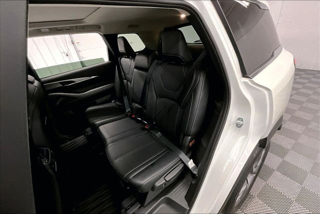 Used 2024 Majestic White INFINITI LUXE image 25