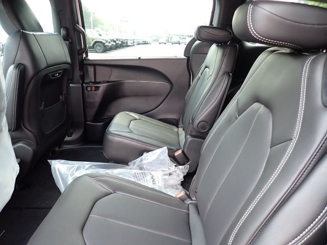 New 2025 Bright White Clear-Coat Exterior Paint Chrysler Select image 13