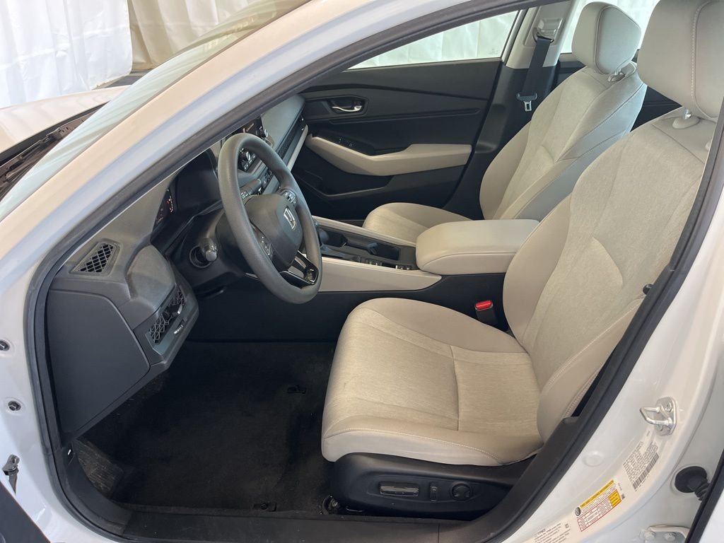 Used 2023 White Honda EX image 4