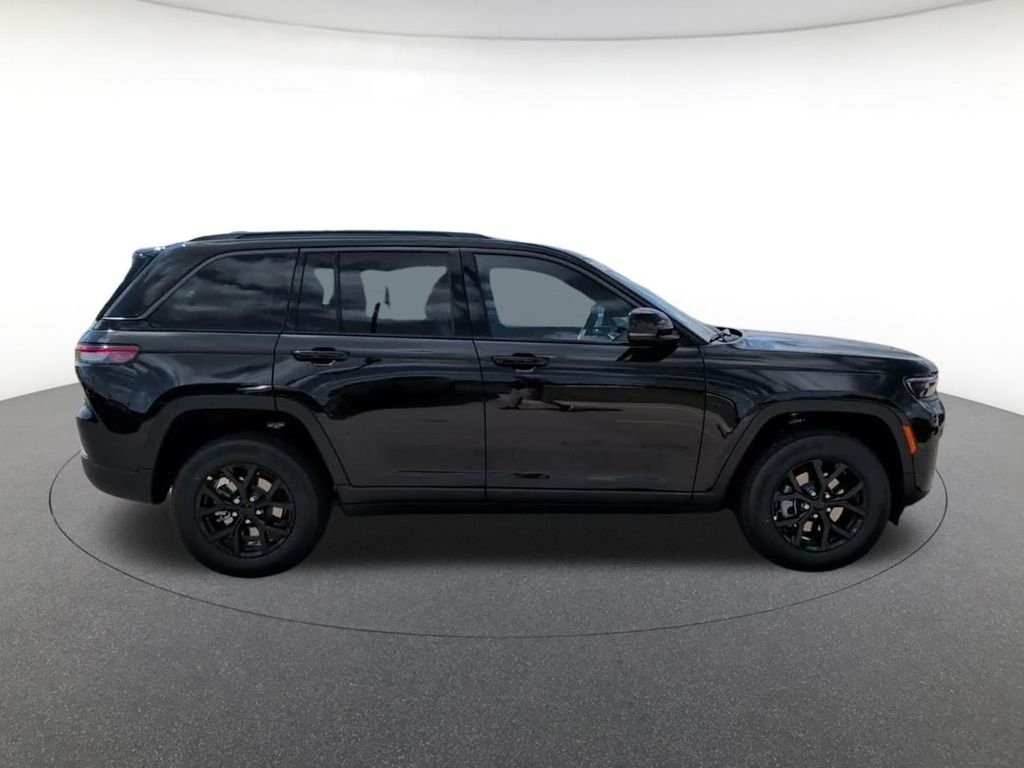 New 2026 Diamond Black Crystal Pearl-Coat Exterior Paint Jeep Altitude image 5