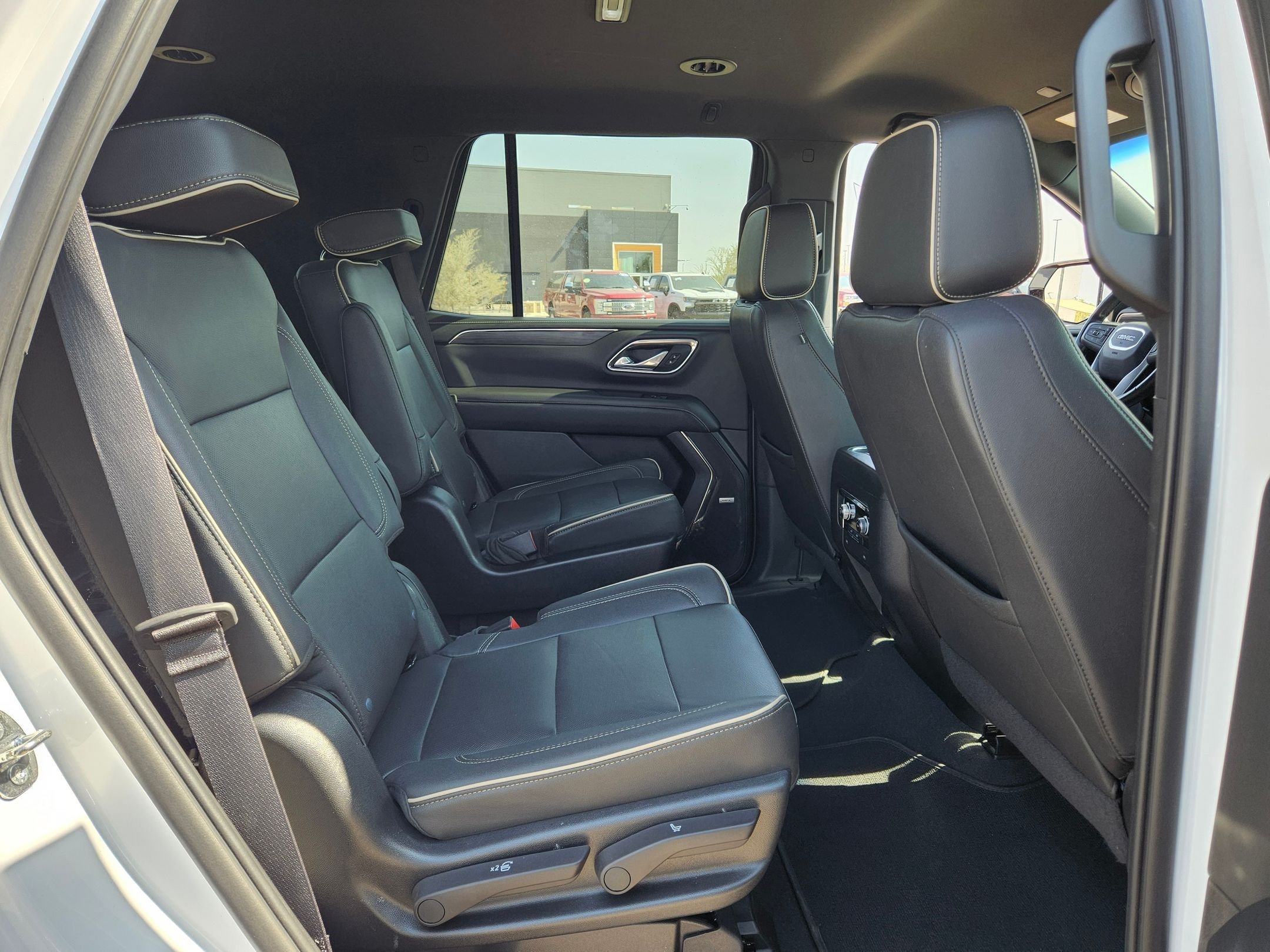 Used 2023 SUMMIT WHITE GMC SLT image 25