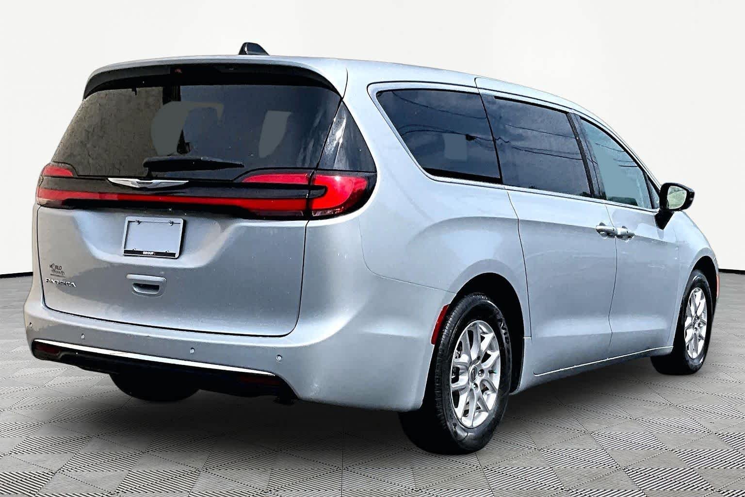 Used 2024 Silver Mist Clearcoat Chrysler Touring L image 13