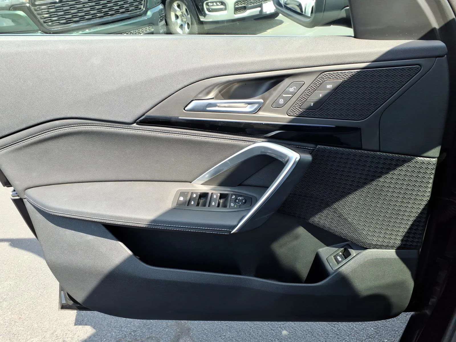 Used 2023 Black Sapphire Metallic BMW xDrive28i image 21