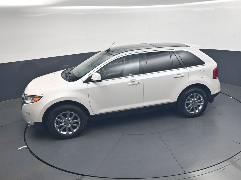 Used 2011 White Ford Limited image 31