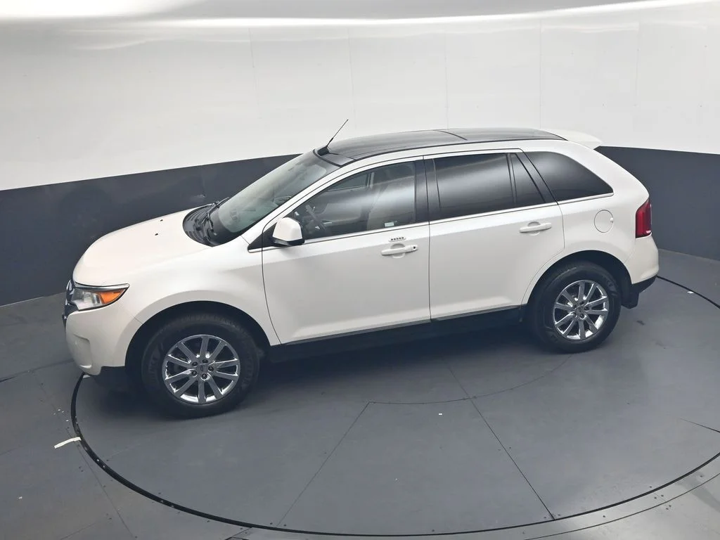 Used 2011 White Platinum Clearcoat Metallic Ford Limited image 31