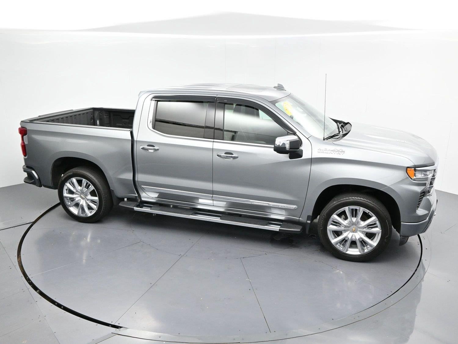 Used 2023 STERLING GRAY METALLIC Chevrolet High Country image 39