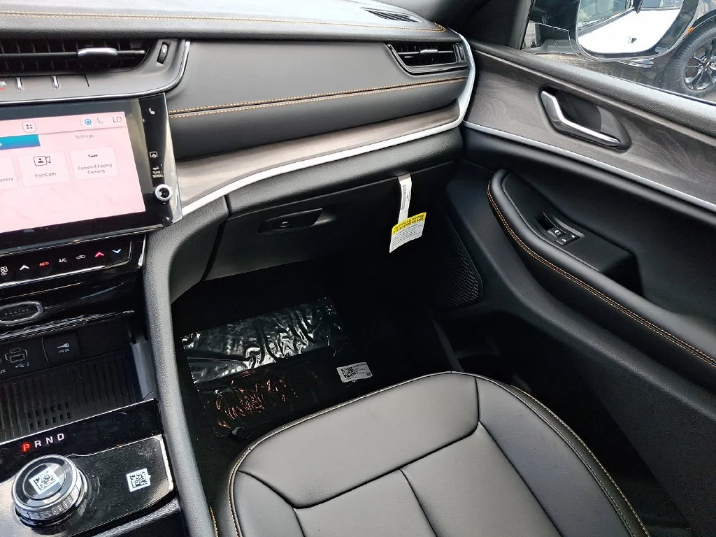 New 2026 Bright White Clear-Coat Exterior Paint Jeep 85th Anniversary Edition image 12