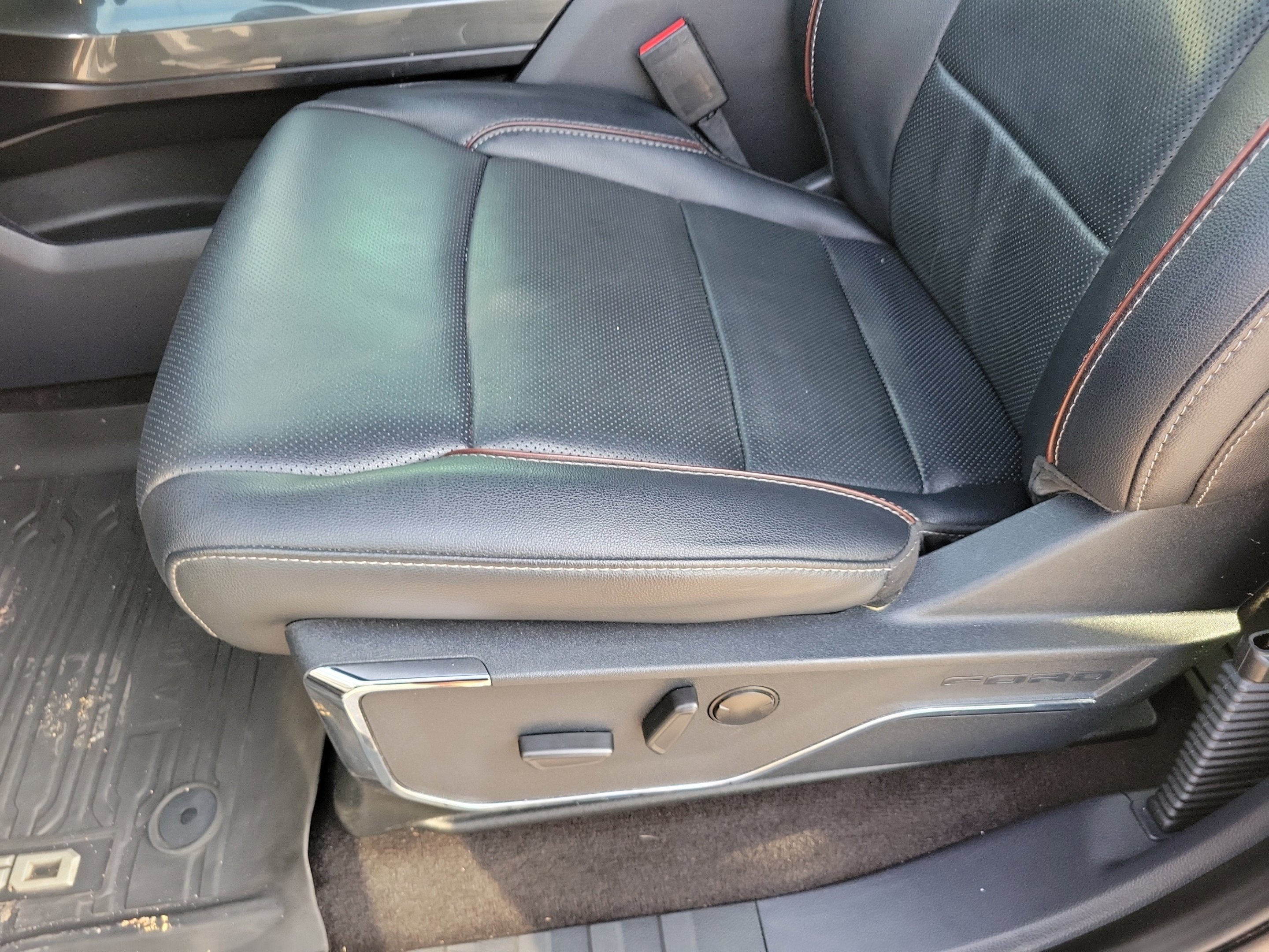 Used 2022 Black Metallic Ford Lariat image 10