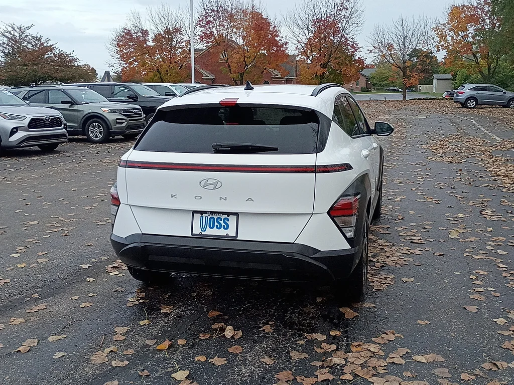 Used 2025 Atlas White Hyundai SEL image 3