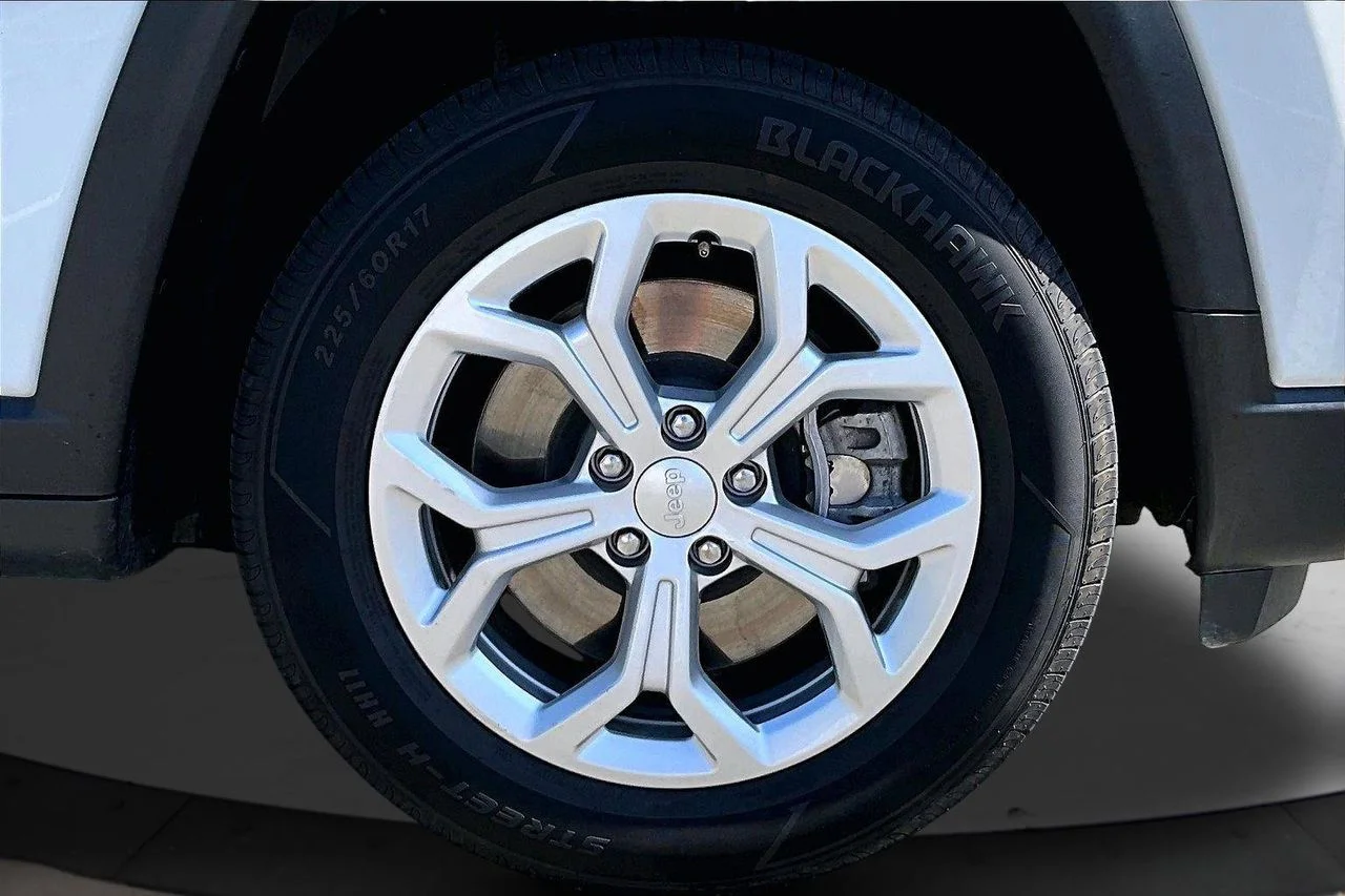 Used 2024 White/off-white Jeep Latitude image 32