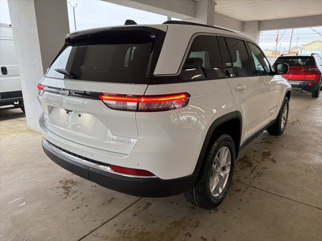 New 2026 Bright White Clear-Coat Exterior Paint Jeep Laredo X image 7
