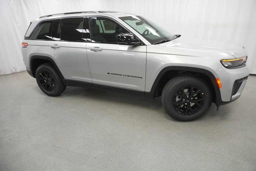 New 2026 Silver Zynith Exterior Paint Jeep Laredo Altitude image 9