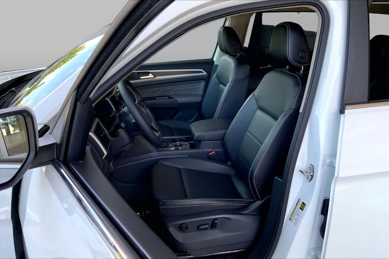 Used 2023 Pure White Volkswagen 3.6L V6 SE w/Technology image 8