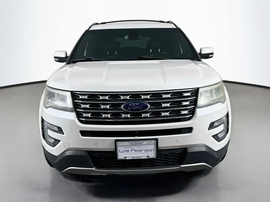 Used 2017 White Platinum Clearcoat Metallic Ford Limited image 6