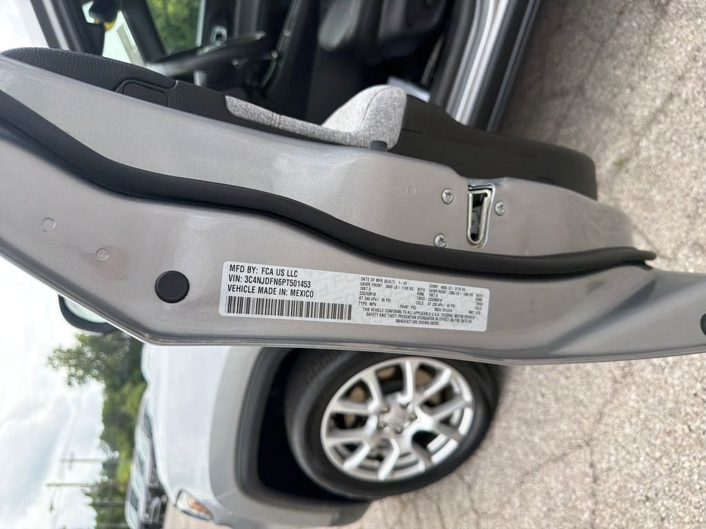 Used 2023 Silver Jeep Latitude Lux image 23
