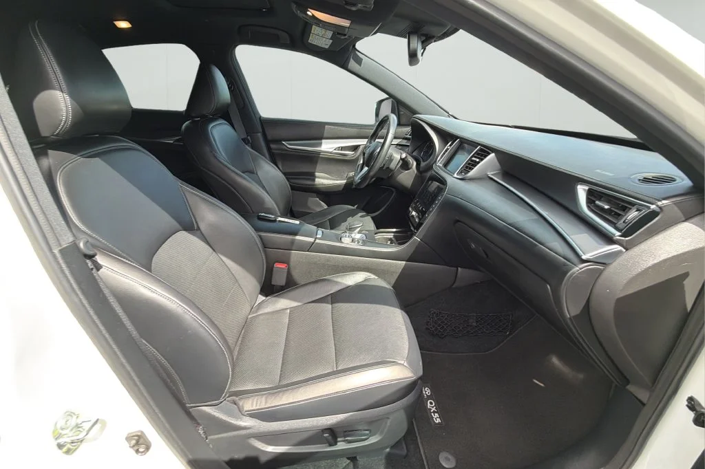 Used 2023 White INFINITI LUXE image 14