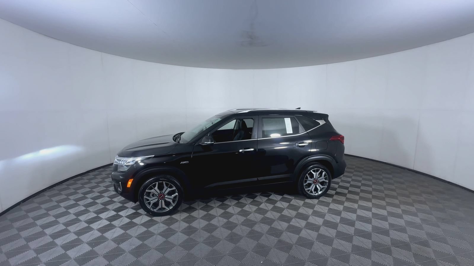 Used 2023 Cherry Black Kia SX image 4