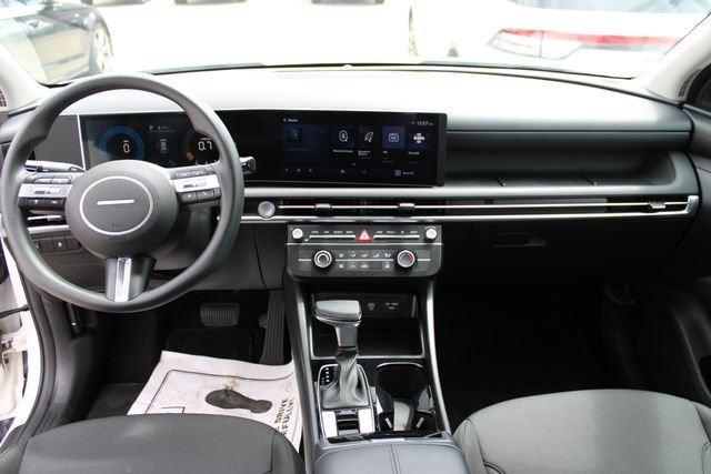 Used 2025 White Pearl Hyundai SE image 22