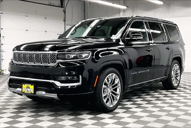 Used 2023 Diamond Black Crystal Pearlcoat Jeep Series II image 11