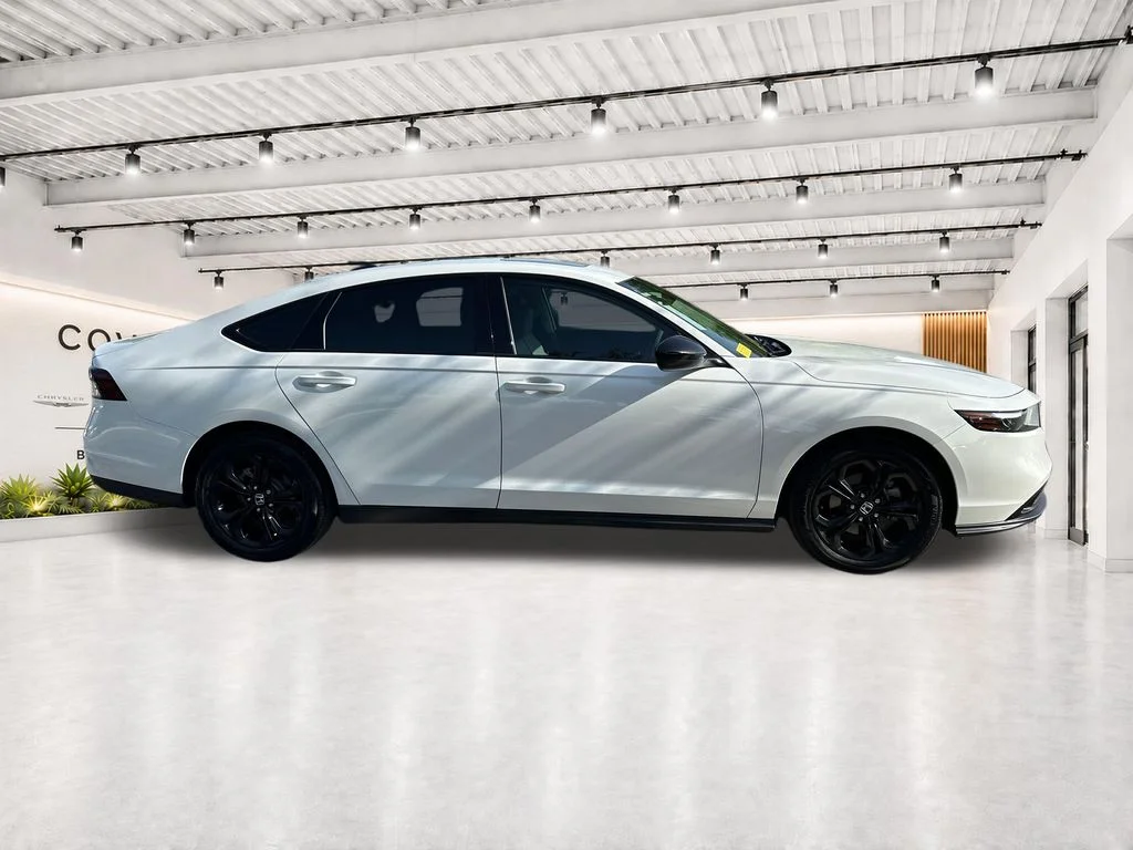 Used 2025 White Honda SE image 14