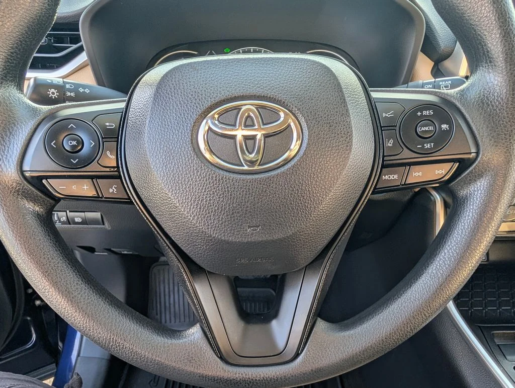 2025 Toyota RAV4 XLE - Photo 20