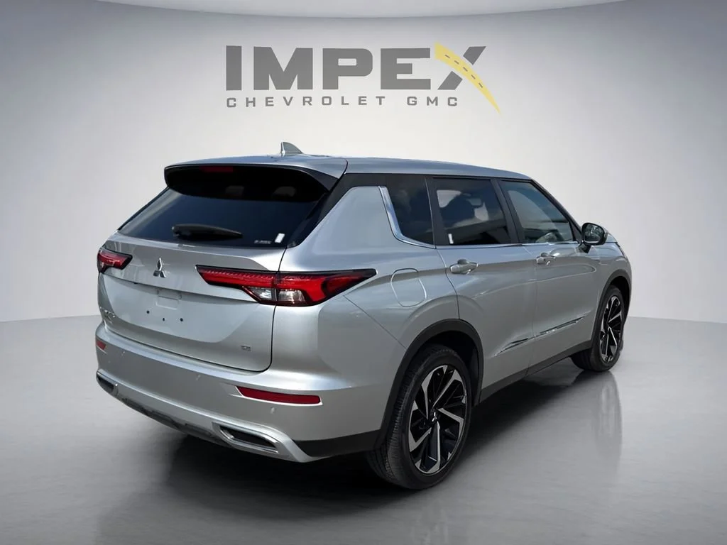 Used 2022 Silver Mitsubishi SE image 5