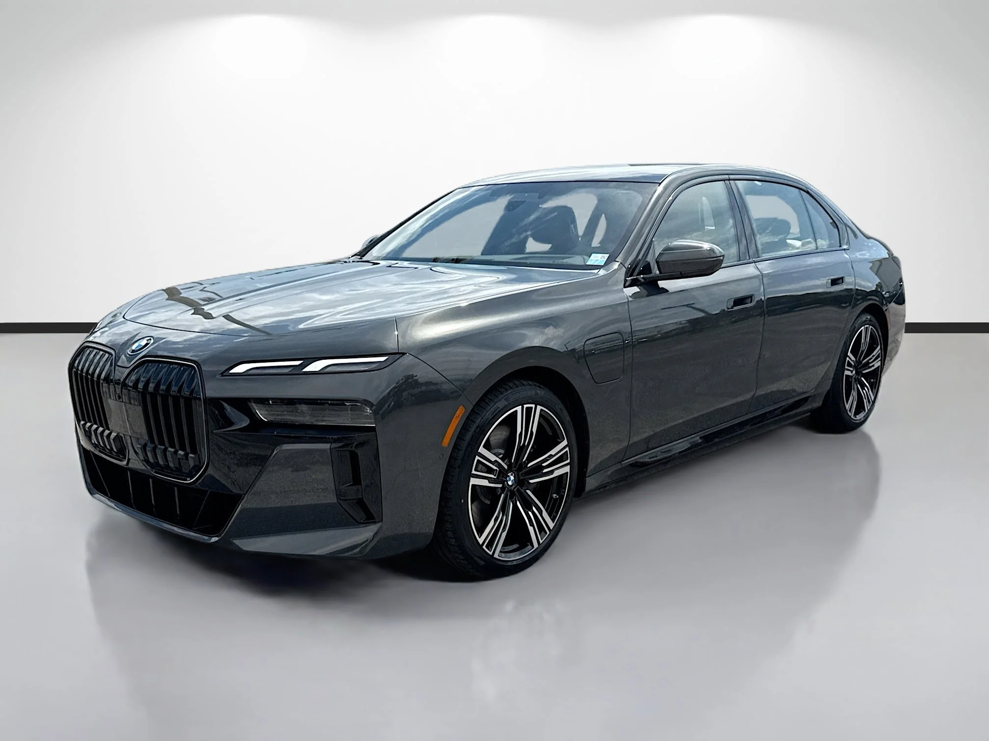New 2026 Dravit Grey Metallic BMW 750e xDrive image 7