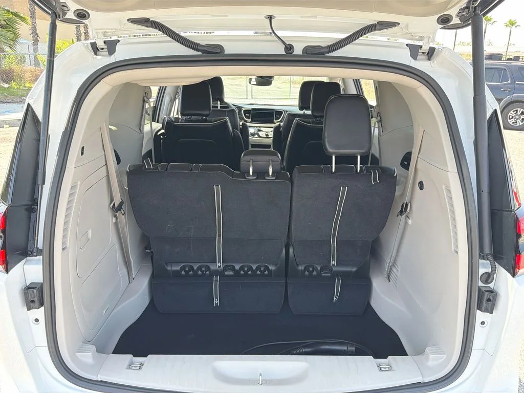 Used 2023 White Chrysler Limited image 21