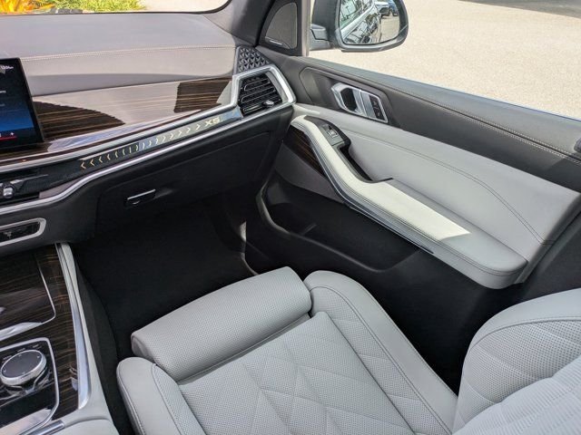 Used 2024 Black Sapphire Metallic BMW xDrive40i image 16