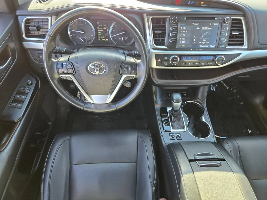 Used 2018 Shoreline Blue Pe Toyota SE image 12