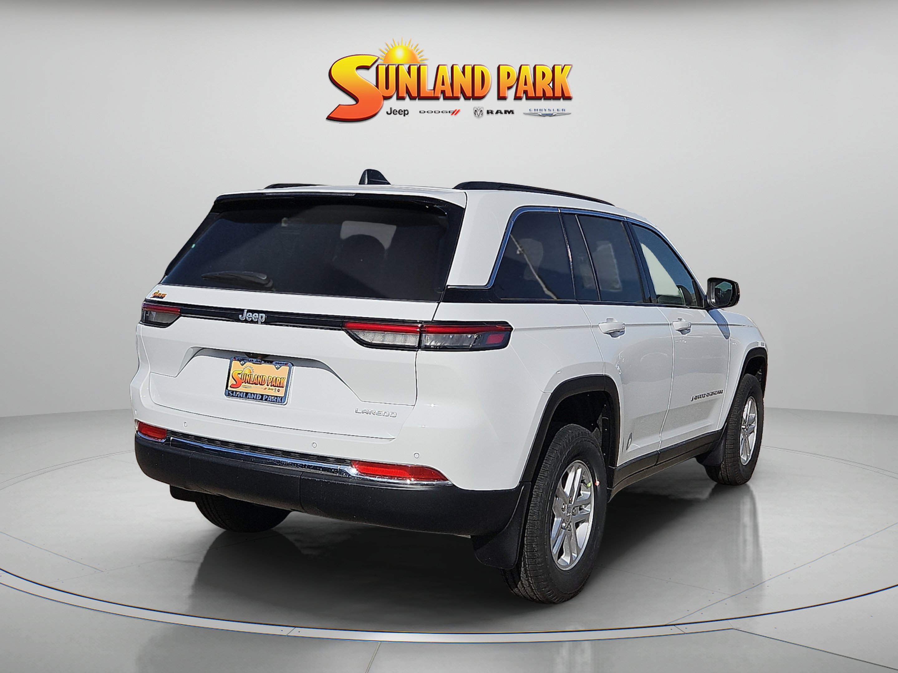 New 2025 Bright White Clear-Coat Exterior Paint Jeep Laredo image 5