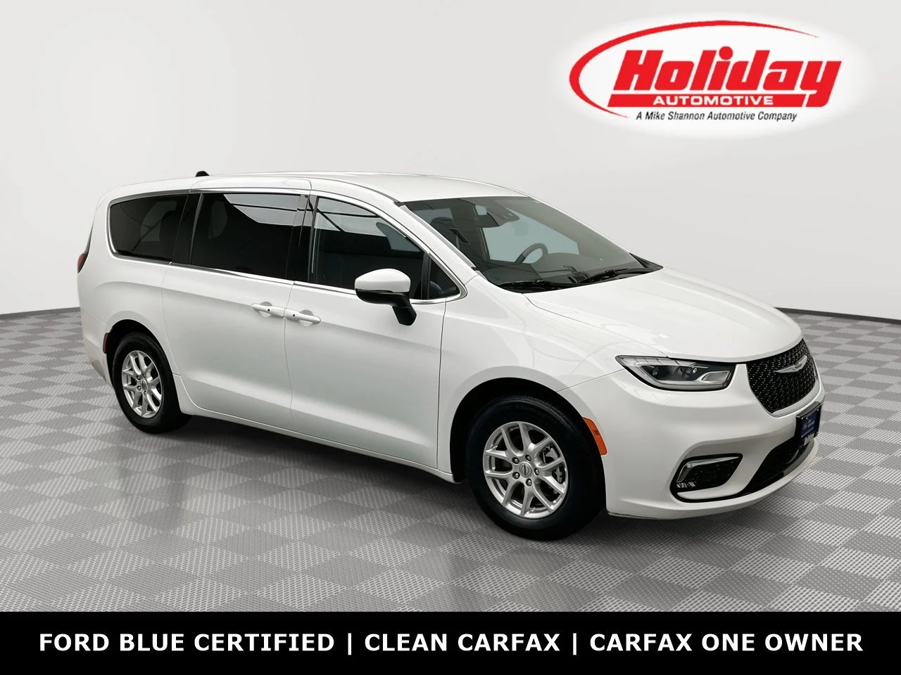 2023 Chrysler Pacifica Touring's photo
