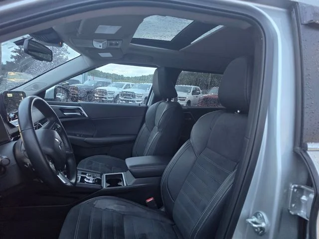 Used 2024  Mitsubishi SE image 14