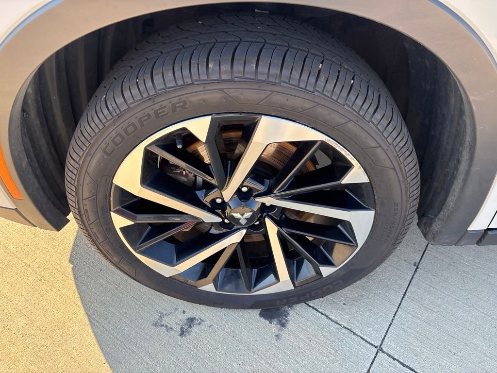Used 2023 White Diamond Mitsubishi SE image 13