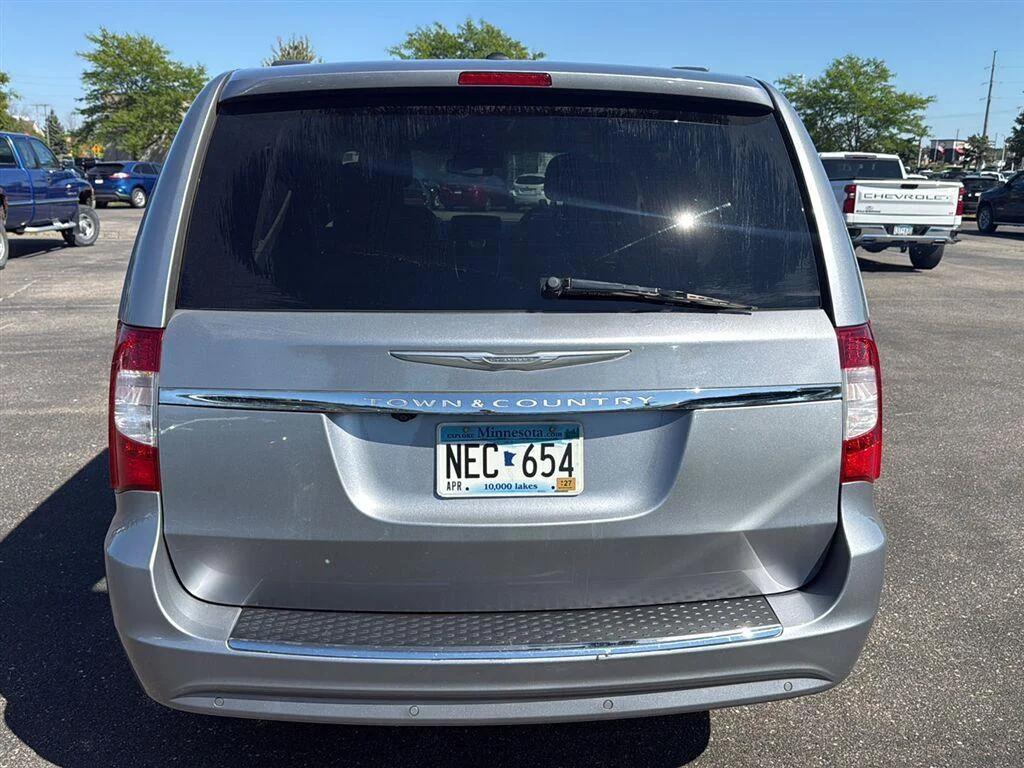 Used 2015 Billet Silver Metallic Clearcoat Chrysler Touring-L image 4