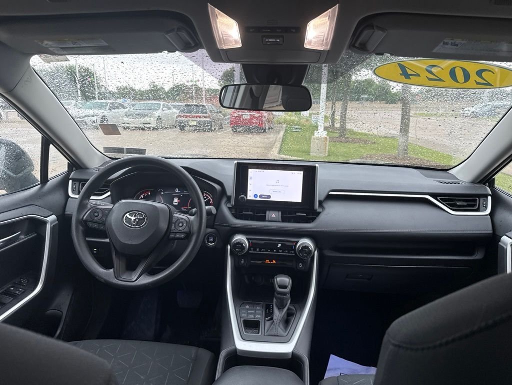 2024 Toyota RAV4 XLE - Photo 11