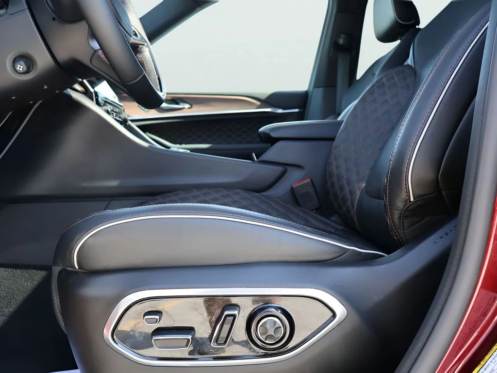 Used 2025 Velvet Jeep Summit image 38