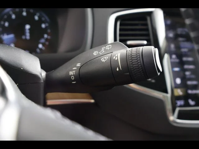 Used 2021 Black Volvo T6 Momentum image 27