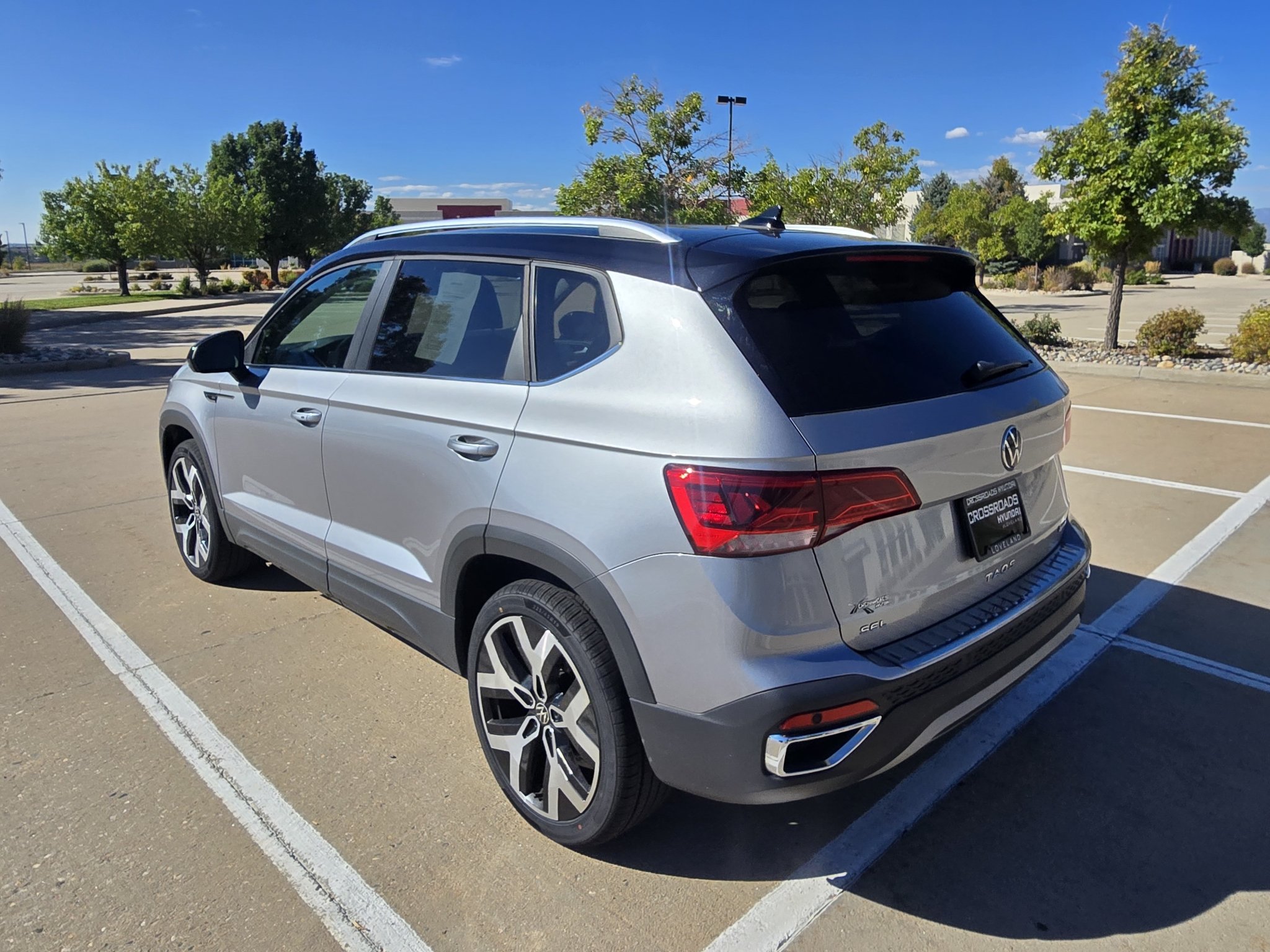 Used 2023 Pyrite Silver Metallic Volkswagen SEL image 3