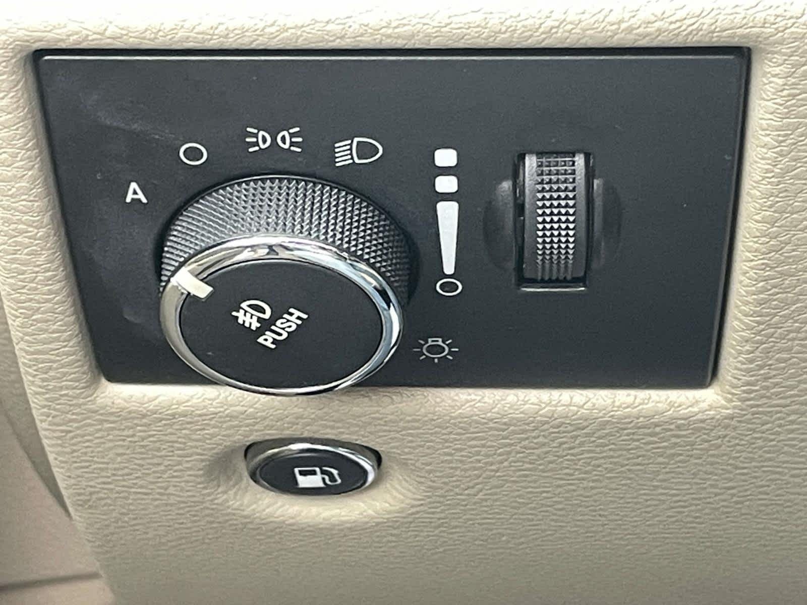 Used 2014 Cashmere Pearlcoat Jeep Laredo image 33