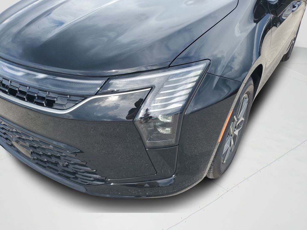 New 2027 Diamond Black Crystal Pearl-Coat Exterior Paint Chrysler Limited image 26