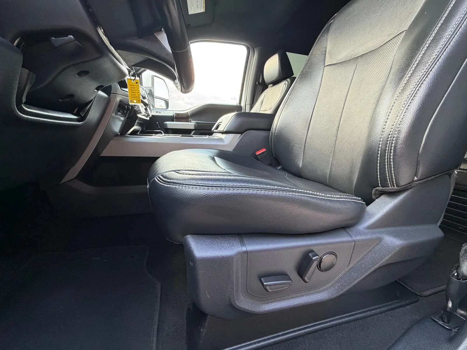 Used 2022 White Ford Lariat image 12