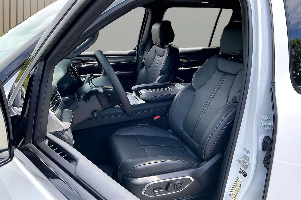 New 2026 Bright White Clear-Coat Exterior Paint Jeep  image 21