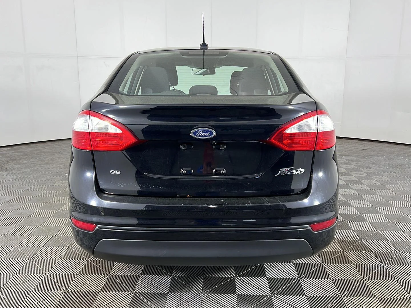 Used 2019 Shadow Black Ford SE image 4